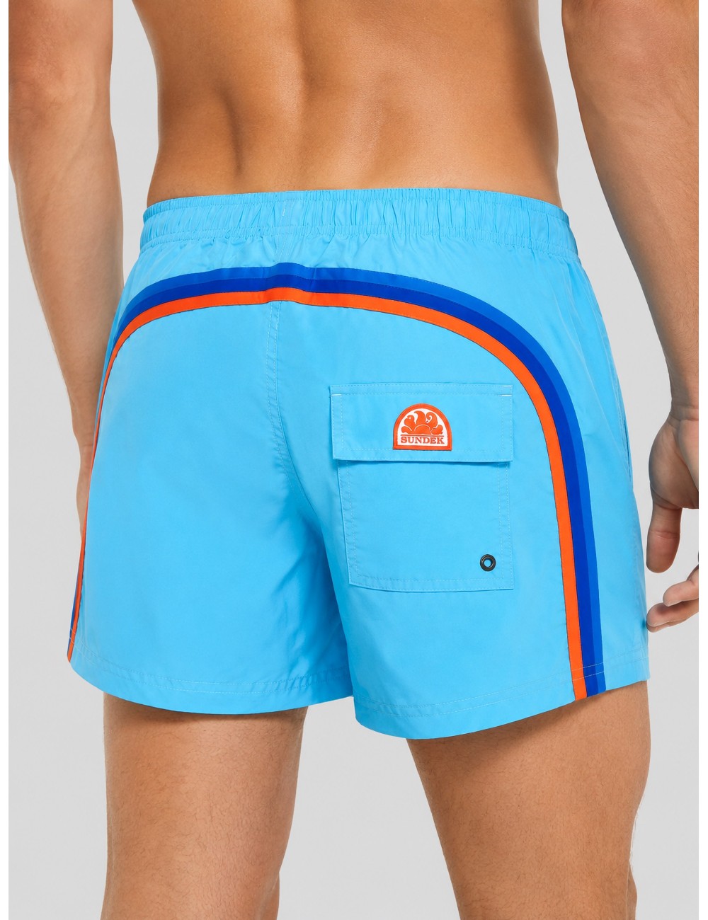 Bañador corto azul cielo Sundek M504BDTA100 con cintura elástica y cordón blanco