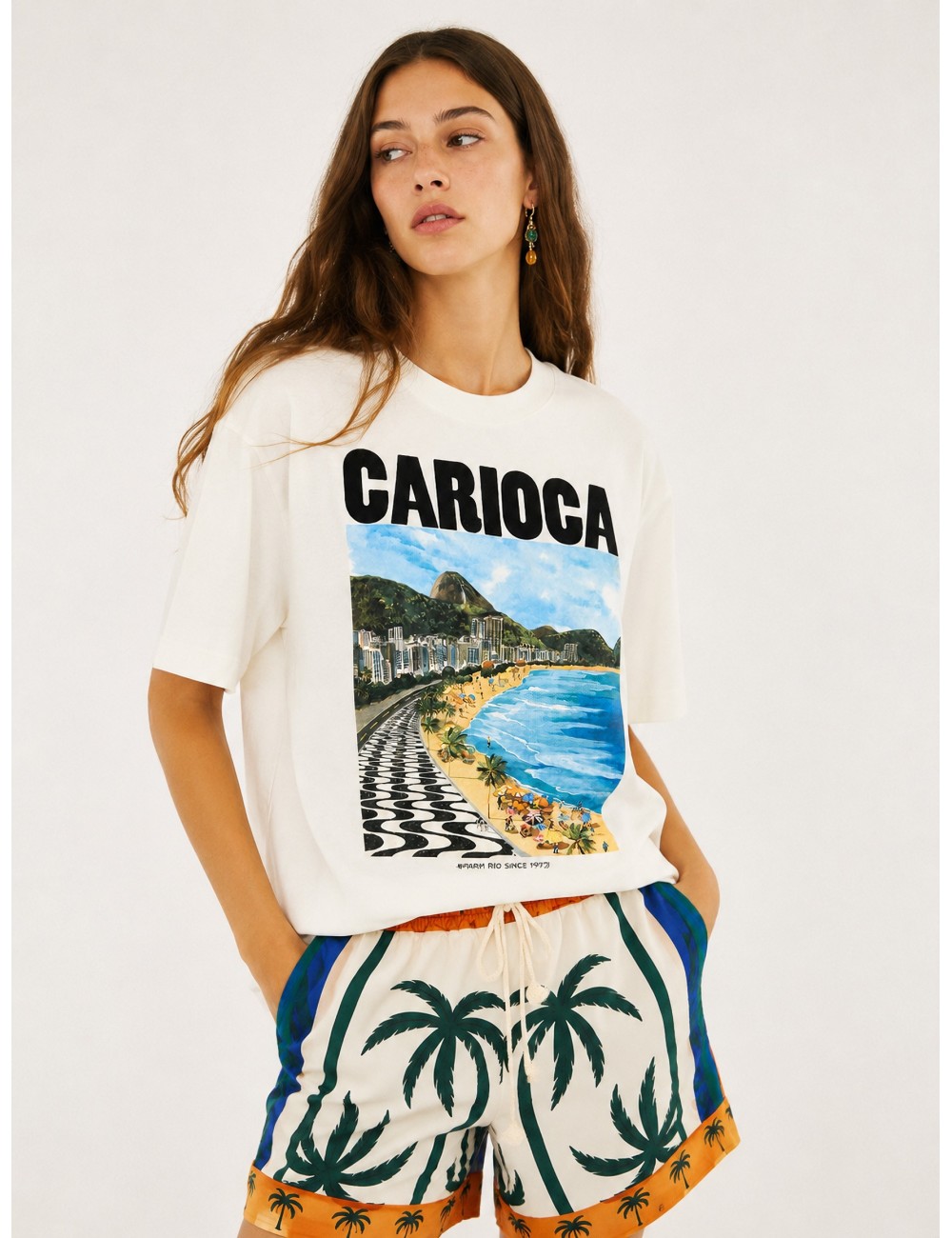 Camiseta off-white FARM RIO Landscape Carioca con estampado frontal con paisaje urbano