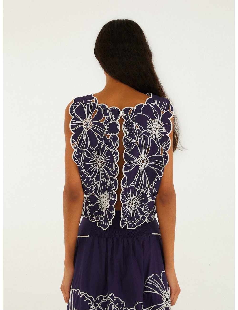 Top azul FARM RIO Richelieu con bordado floral richelieu con efecto calado