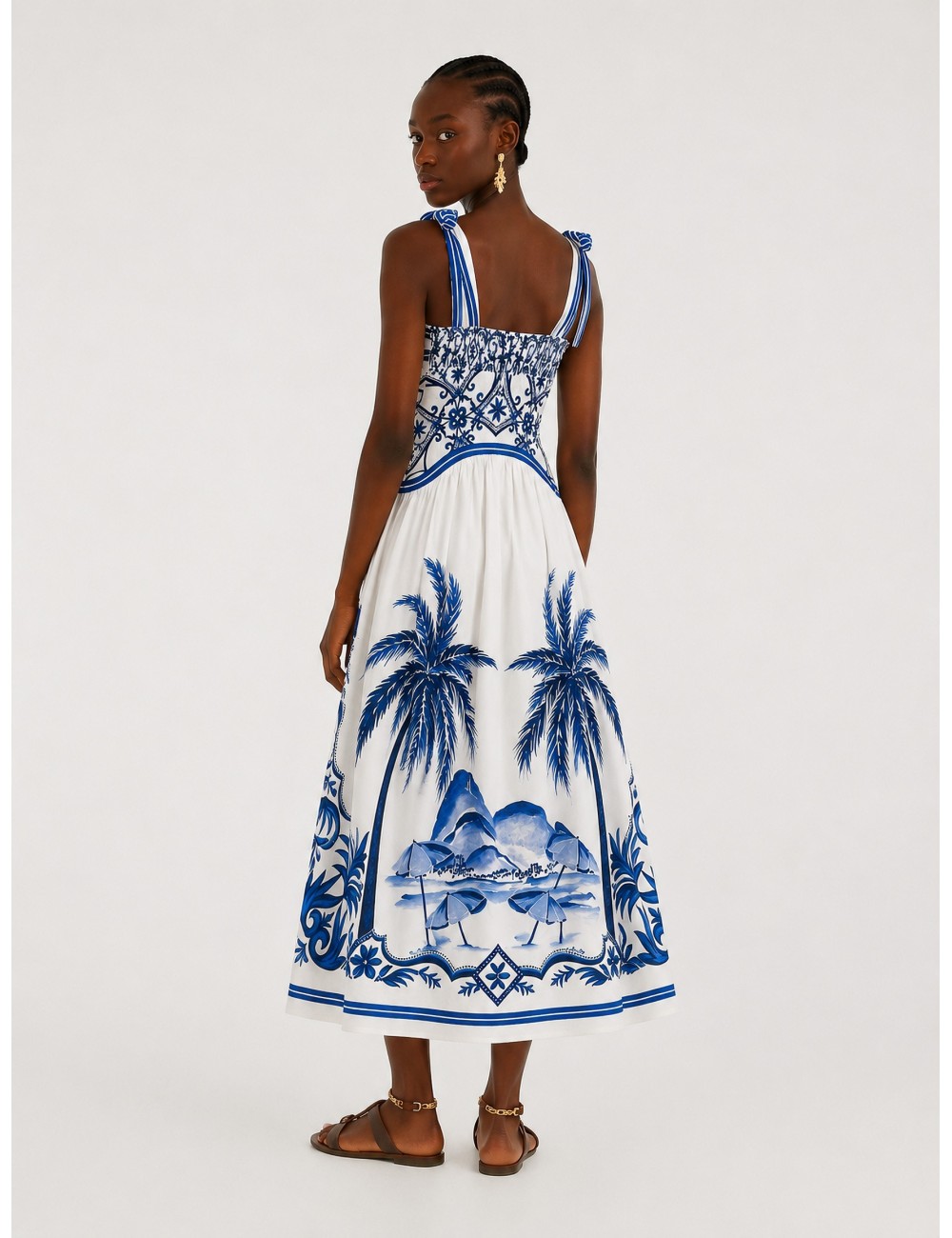 Vestido maxi off-white FARM RIO Wonderful City Mix con paisaje gráfico en azul sobre base clara