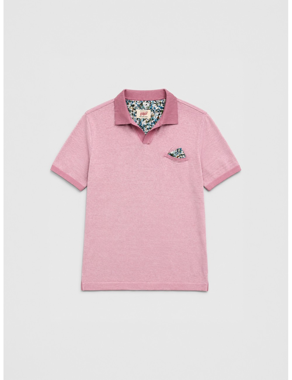 Polo rosa medio BOB con cuello estampado y bordado frontal