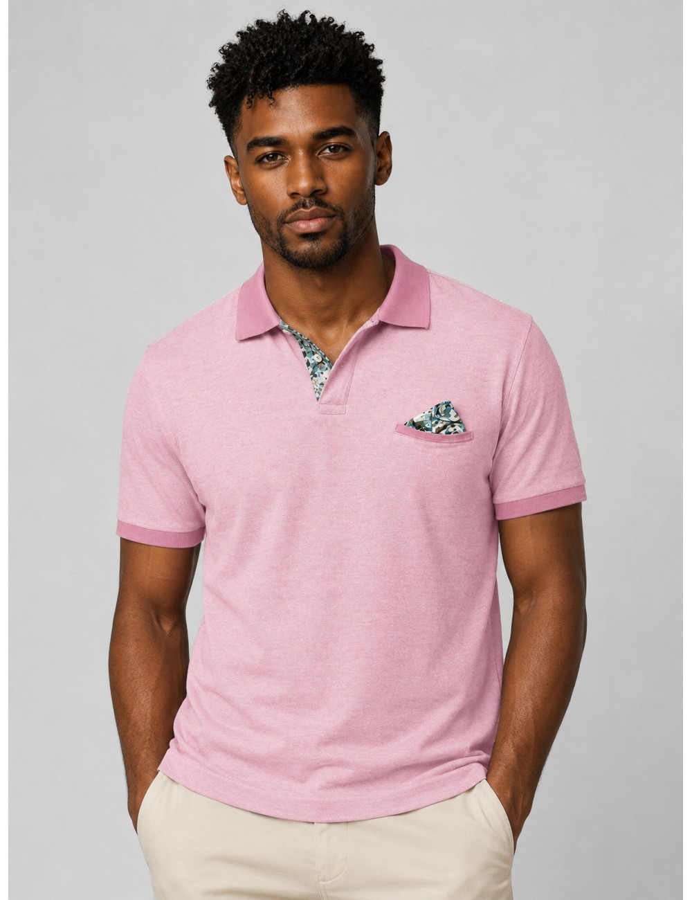 Polo rosa medio BOB con cuello estampado y bordado frontal