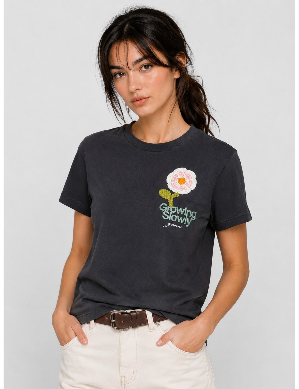 Camiseta negra GANNI con flor de crochet y gráfico frontal