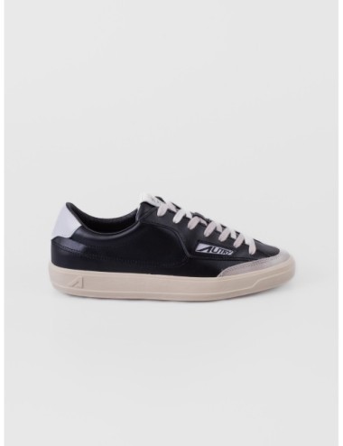 Zapatilla baja negro AUTRY Windscape Low UK03 con suela clara y diseño bajo