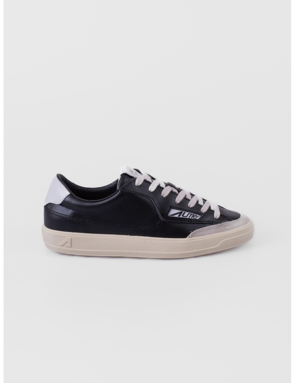 Zapatilla baja negro AUTRY Windscape Low UK03 con suela clara y diseño bajo