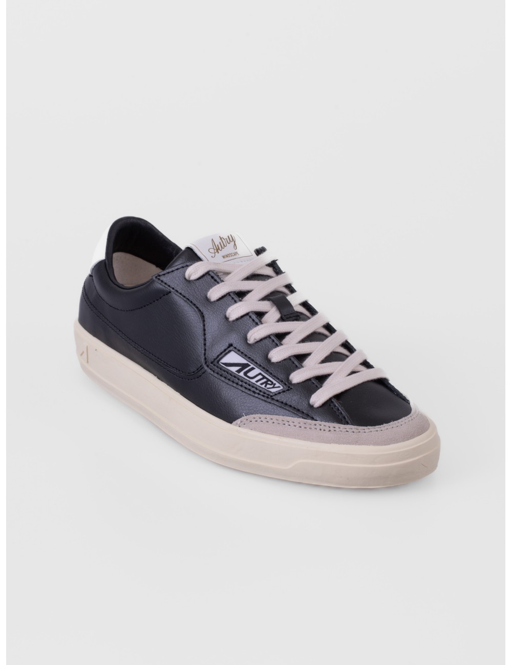Zapatilla baja negro AUTRY Windscape Low UK03 con suela clara y diseño bajo