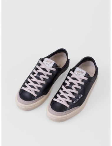 Zapatilla baja negro AUTRY Windscape Low UK03 con suela clara y diseño bajo