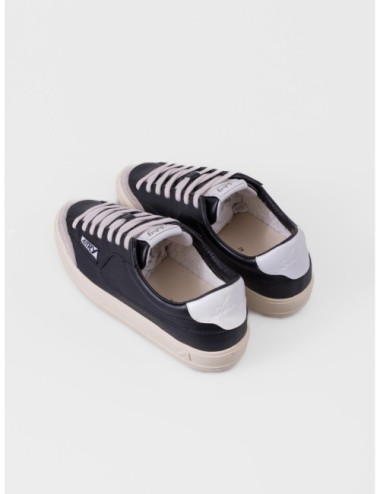 Zapatilla baja negro AUTRY Windscape Low UK03 con suela clara y diseño bajo