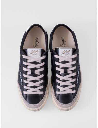Zapatilla baja negro AUTRY Windscape Low UK03 con suela clara y diseño bajo