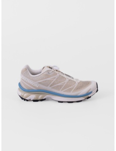 Zapatilla baja taupe SALOMON XT 6 Shadow con suela técnica con contraste azul