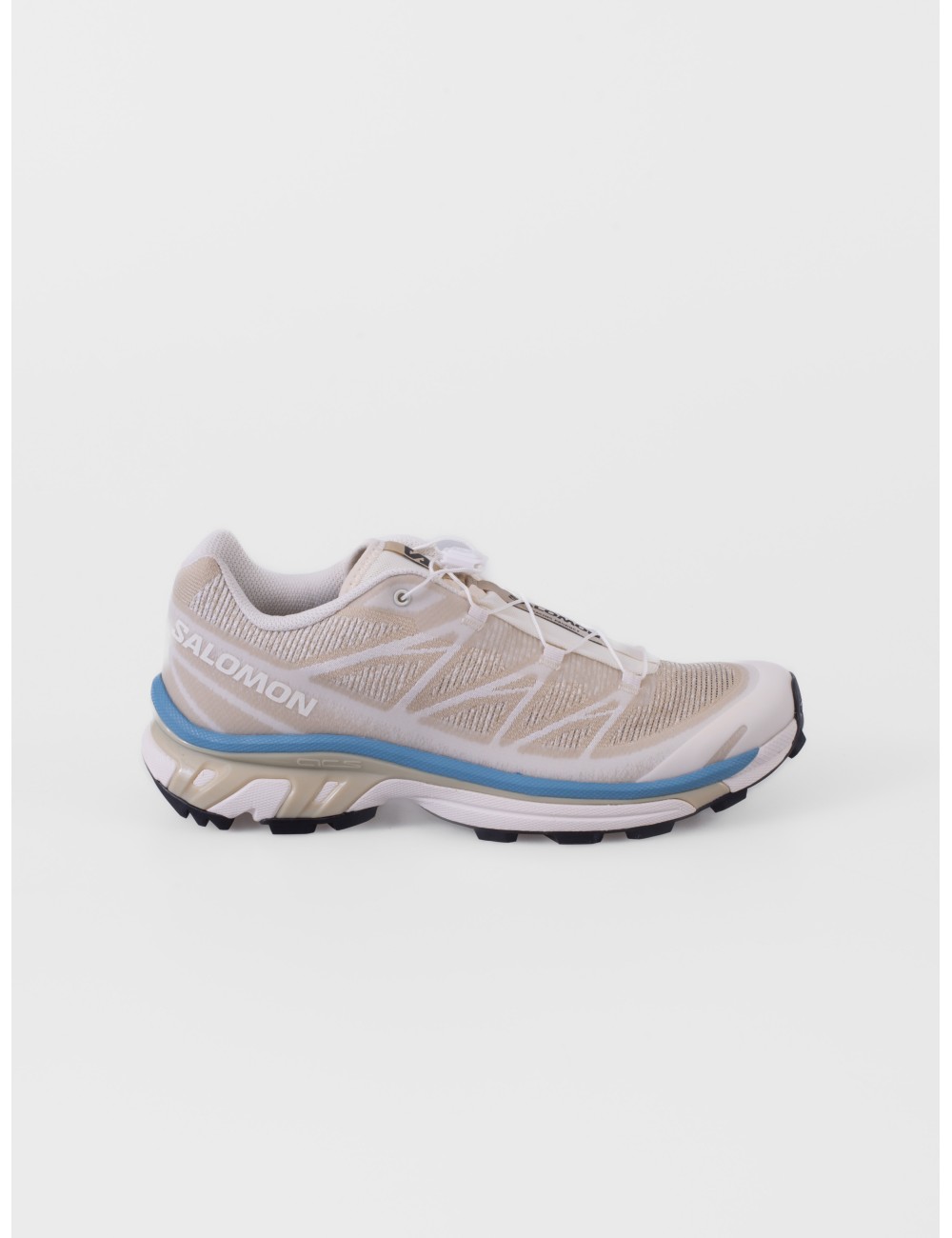 Zapatilla baja taupe SALOMON XT 6 Shadow con suela técnica con contraste azul