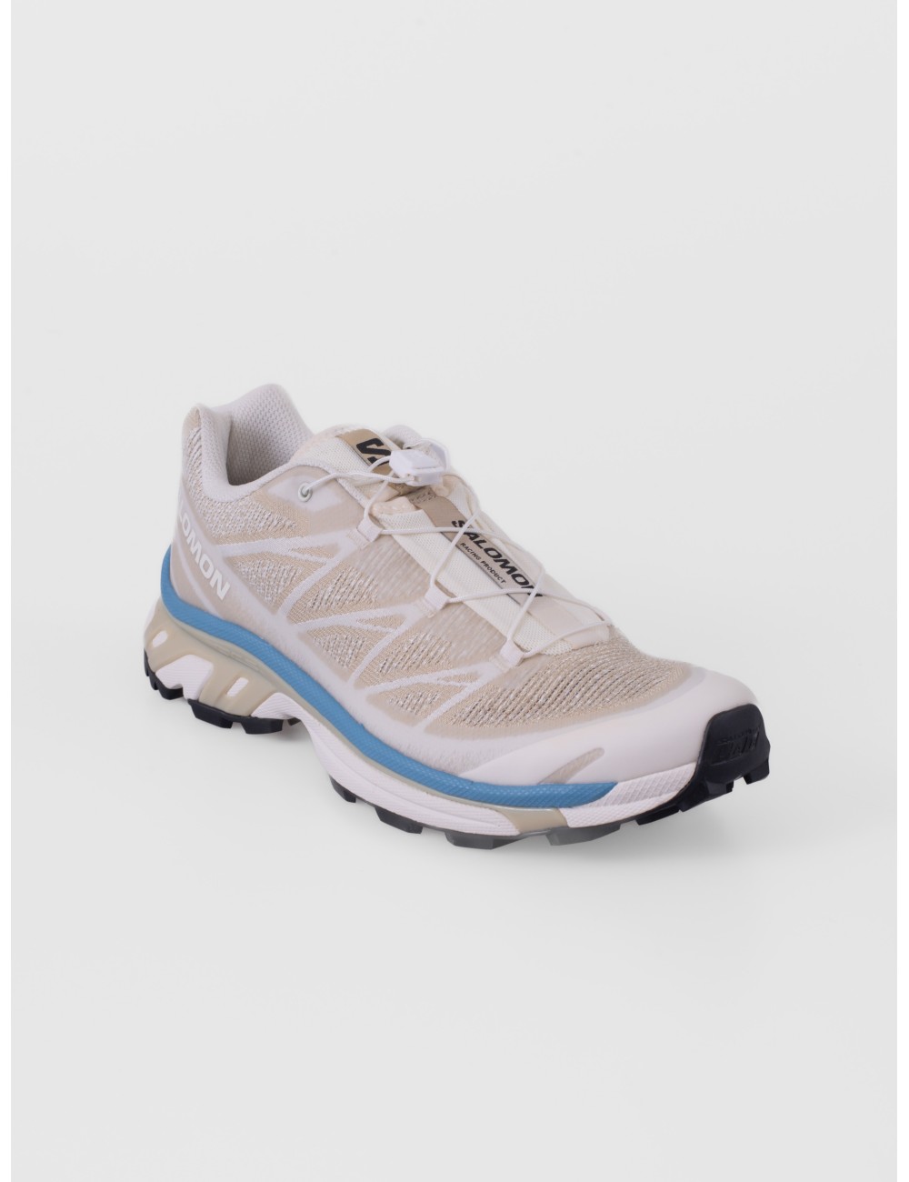 Zapatilla baja taupe SALOMON XT 6 Shadow con suela técnica con contraste azul