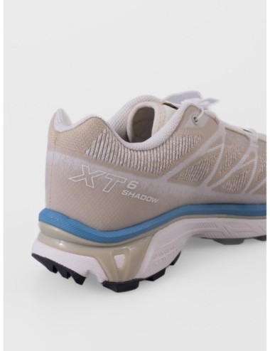 Zapatilla baja taupe SALOMON XT 6 Shadow con suela técnica con contraste azul