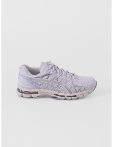 Zapatilla baja gris claro ASICS GEL KAYANO 20 con paneles técnicos y suela segmentada