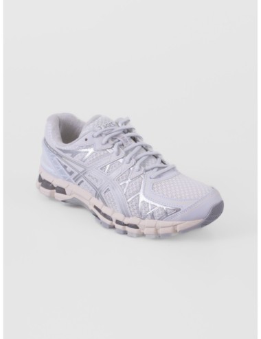 Zapatilla baja gris claro ASICS GEL KAYANO 20 con paneles técnicos y suela segmentada
