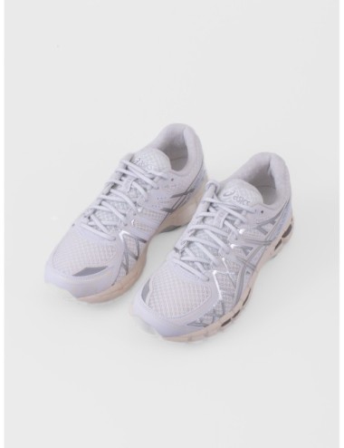 Zapatilla baja gris claro ASICS GEL KAYANO 20 con paneles técnicos y suela segmentada