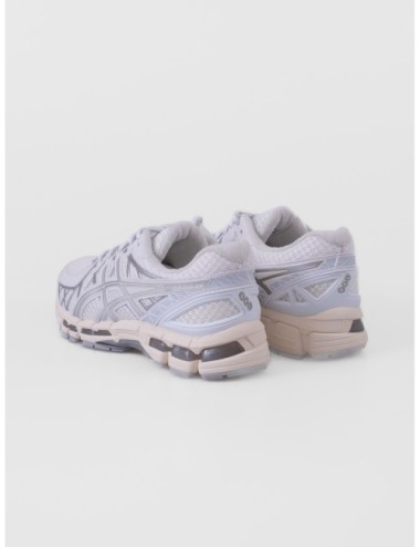 Zapatilla baja gris claro ASICS GEL KAYANO 20 con paneles técnicos y suela segmentada