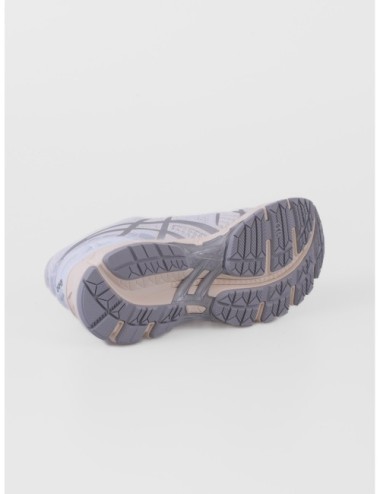 Zapatilla baja gris claro ASICS GEL KAYANO 20 con paneles técnicos y suela segmentada