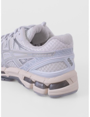Zapatilla baja gris claro ASICS GEL KAYANO 20 con paneles técnicos y suela segmentada