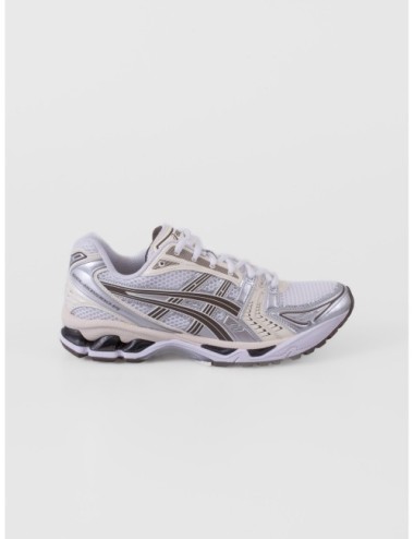 Zapatilla baja plateado ASICS GEL KAYANO 14 con acabado metalizado y paneles técnicos