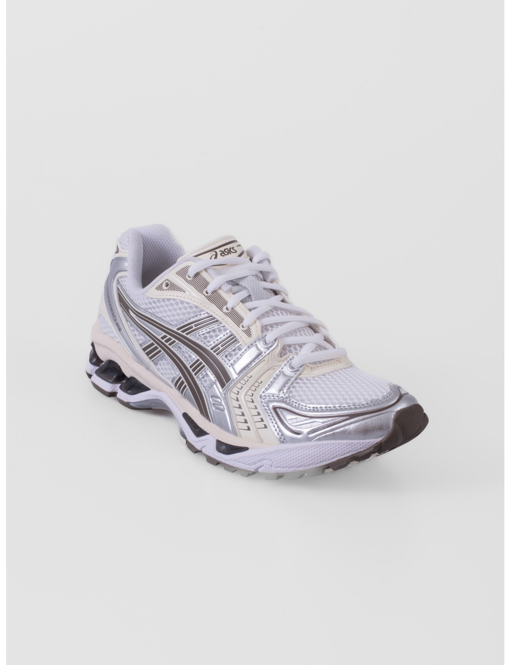 Zapatilla baja plateado ASICS GEL KAYANO 14 con acabado metalizado y paneles técnicos