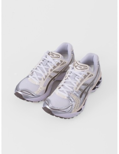 Zapatilla baja plateado ASICS GEL KAYANO 14 con acabado metalizado y paneles técnicos