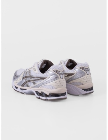 Zapatilla baja plateado ASICS GEL KAYANO 14 con acabado metalizado y paneles técnicos