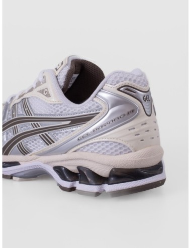 Zapatilla baja plateado ASICS GEL KAYANO 14 con acabado metalizado y paneles técnicos