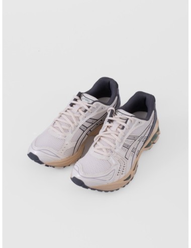 Zapatilla baja blanco roto ASICS GEL KAYANO 14 con contraste oscuro en el talón