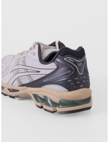 Zapatilla baja blanco roto ASICS GEL KAYANO 14 con contraste oscuro en el talón