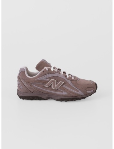 Zapatilla baja marrón claro NEW BALANCE 204L con silueta técnica de perfil bajo