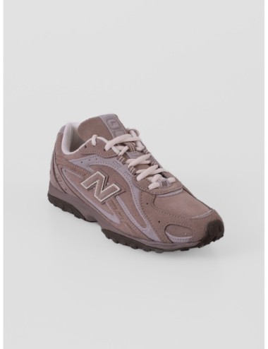 Zapatilla baja marrón claro NEW BALANCE 204L con silueta técnica de perfil bajo