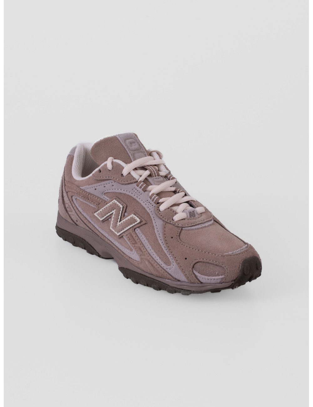 Zapatilla baja marrón claro NEW BALANCE 204L con silueta técnica de perfil bajo