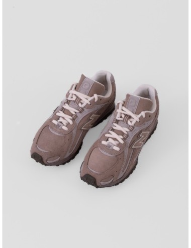 Zapatilla baja marrón claro NEW BALANCE 204L con silueta técnica de perfil bajo