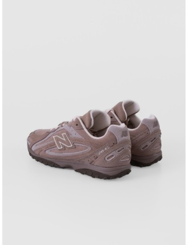 Zapatilla baja marrón claro NEW BALANCE 204L con silueta técnica de perfil bajo