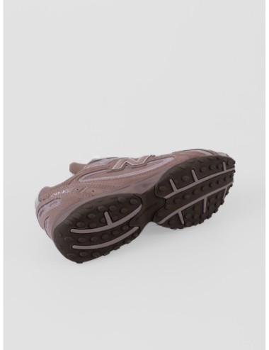 Zapatilla baja marrón claro NEW BALANCE 204L con silueta técnica de perfil bajo