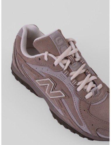Zapatilla baja marrón claro NEW BALANCE 204L con silueta técnica de perfil bajo