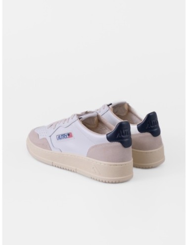 Zapatilla baja blanco roto AUTRY Medalist Low LS28 con talón en contraste azul marino