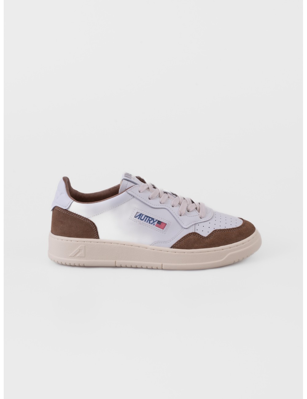 Zapatilla baja blanco roto AUTRY Medalist Low FT17 con talón en contraste marrón