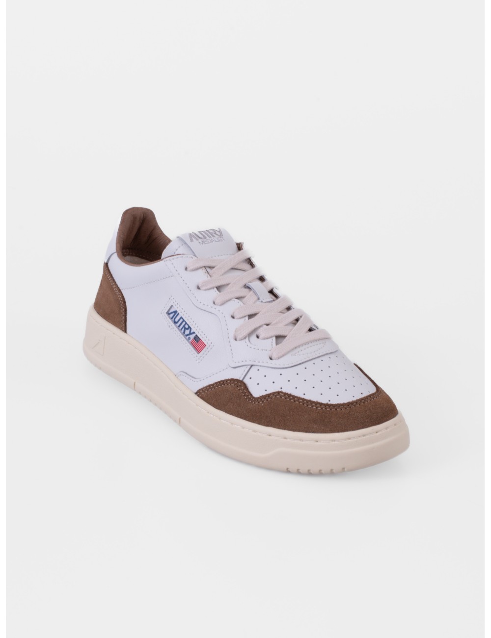 Zapatilla baja blanco roto AUTRY Medalist Low FT17 con talón en contraste marrón