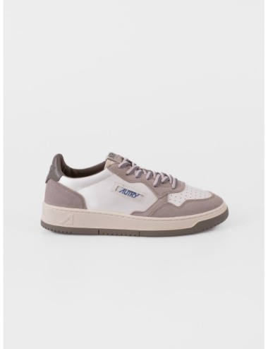 Zapatilla baja blanco roto AUTRY Medalist Low BW07 con paneles en tonos neutros