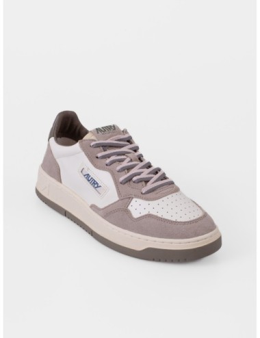 Zapatilla baja blanco roto AUTRY Medalist Low BW07 con paneles en tonos neutros