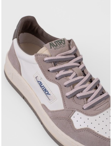 Zapatilla baja blanco roto AUTRY Medalist Low BW07 con paneles en tonos neutros