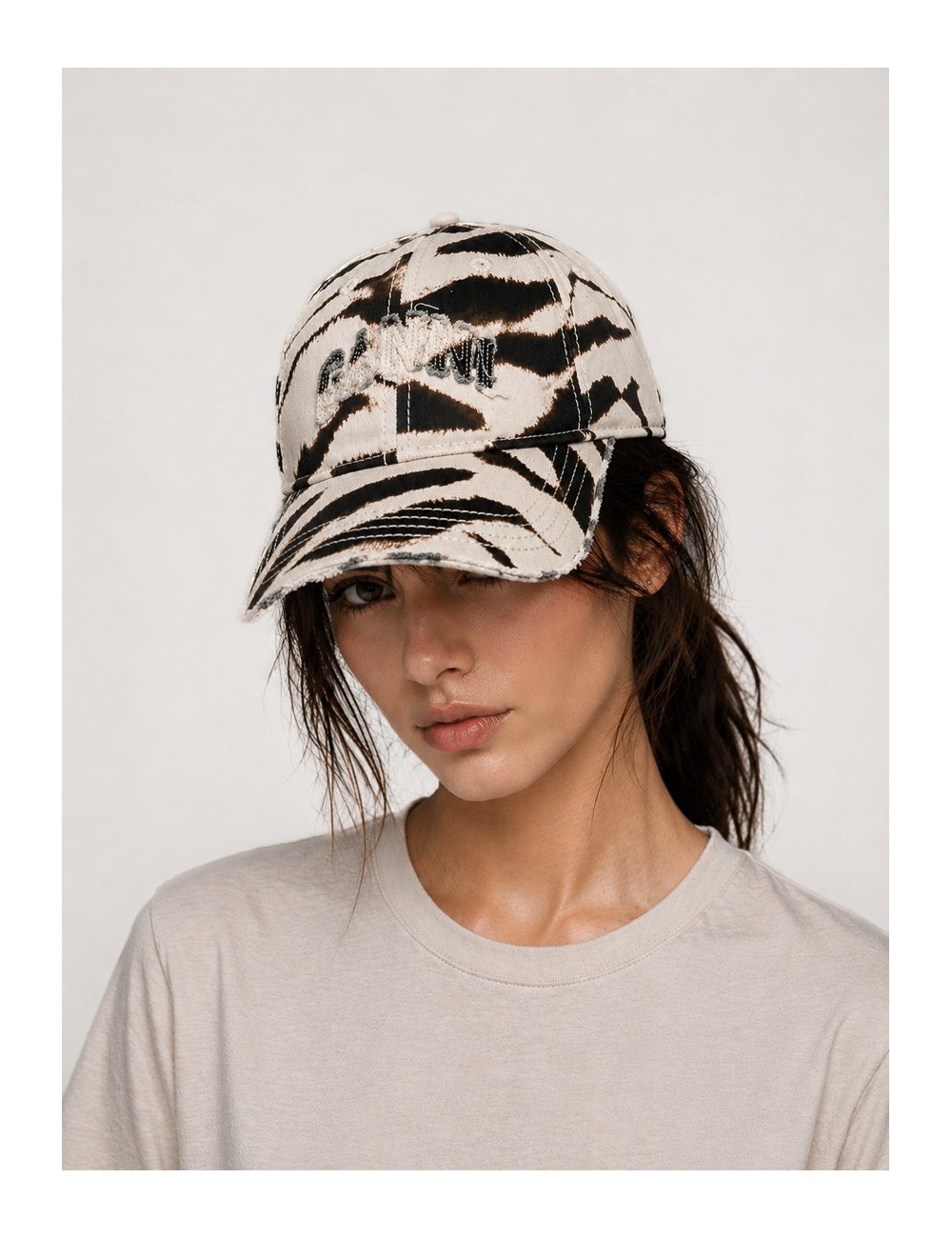 Gorra blanco roto GANNI Animal Print Cap con estampado animal