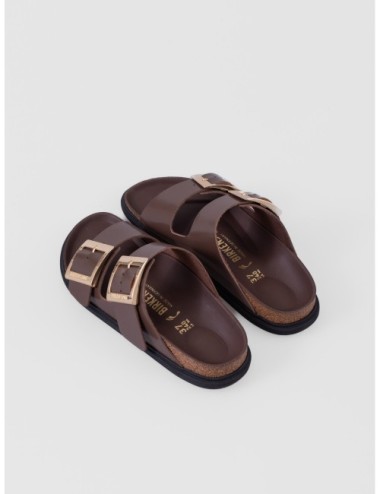 sandalias marrón oscuro Birkenstock Arizona Droplet Buckle con dos tiras y hebillas convexas detalle de suela