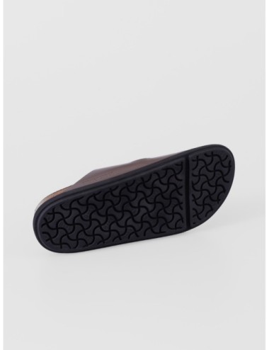 sandalias marrón oscuro Birkenstock Arizona Droplet Buckle con dos tiras y hebillas convexas detalle de cierre y paneles