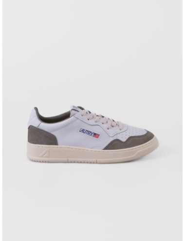 sneakers blanco y verde ahumado Autry Medalist Low Man con puntera perforada y suela de goma vista frontal