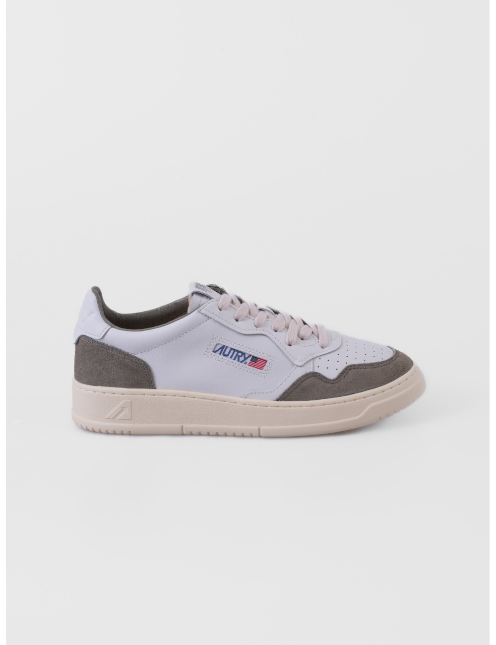 sneakers blanco y verde ahumado Autry Medalist Low Man con puntera perforada y suela de goma vista frontal