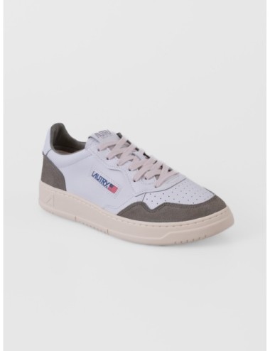 sneakers blanco y verde ahumado Autry Medalist Low Man con puntera perforada y suela de goma vista lateral