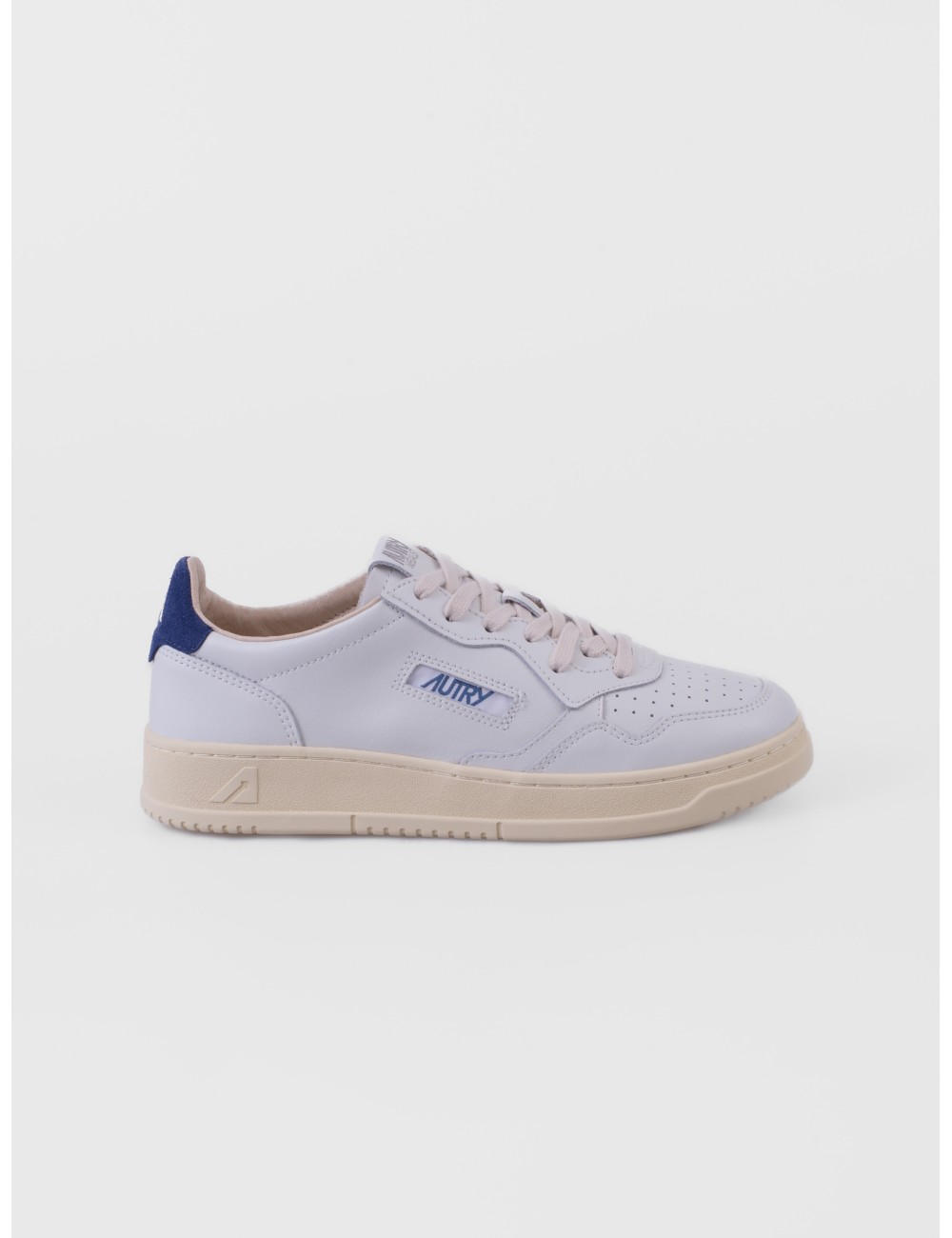 sneakers blanco y azul profundo Autry Medalist Low Man con puntera perforada y suela de goma vista frontal